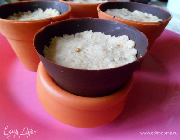 Затем освобождаем шокостаканы от форм