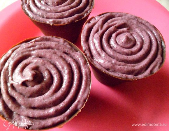 Наполняем последним ягодным слоем и отправляем в холод на минут 30