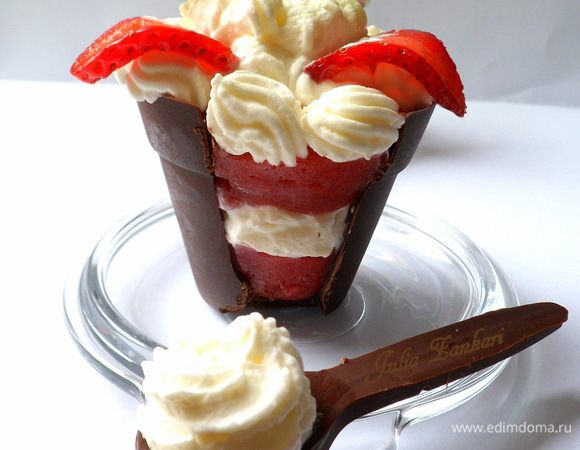 еще я делала стаканчики с клубничным муссом и творогом