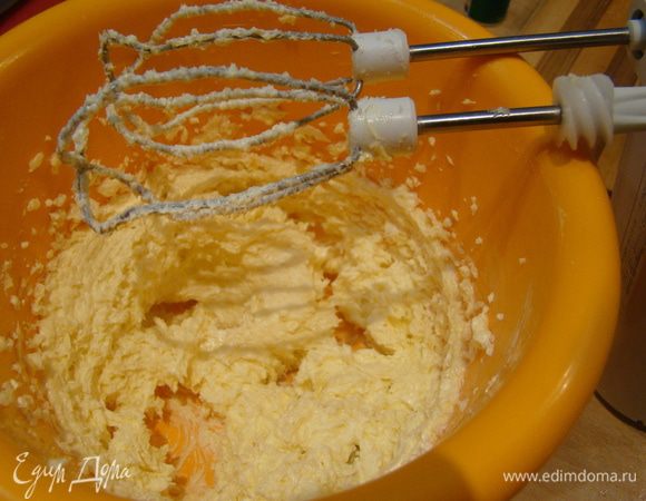 Взбить масло с сахаром и экстрактом