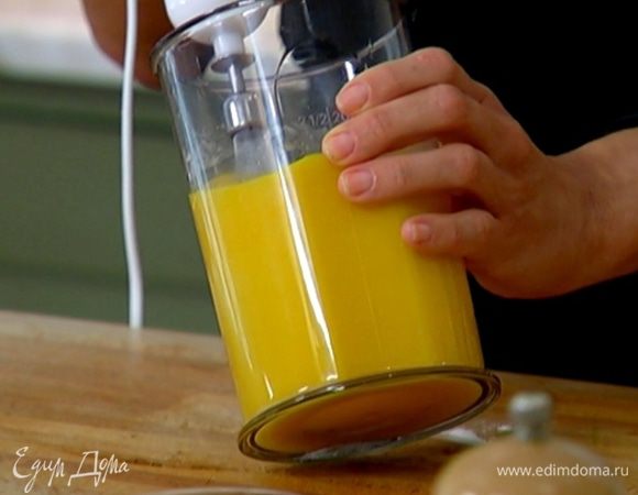 Яйца с сахарной пудрой взбить миксером в пышную массу.