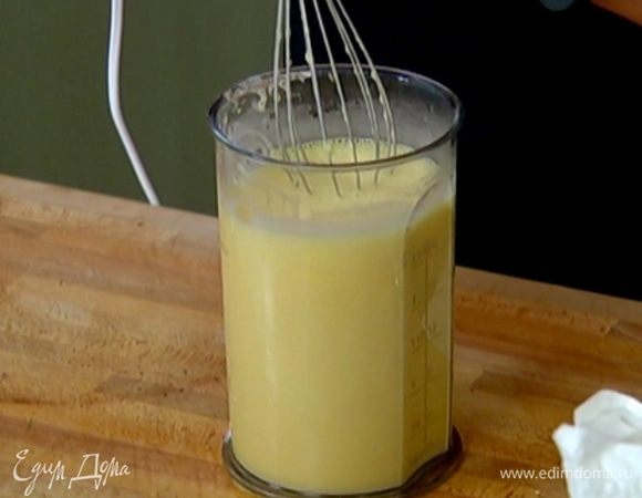 Влить йогурт, сливки, добавить крахмал и все еще раз взбить миксером на медленной скорости в однородную массу.