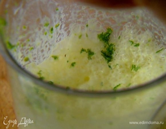 В яичный крем добавить сок и цедру лайма, вымешать все миксером.