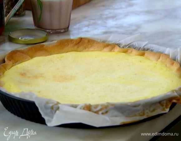 Вынуть из духовки пропеченный корж, вылить на него яичный крем и отправить обратно в духовку еще на 25 минут.