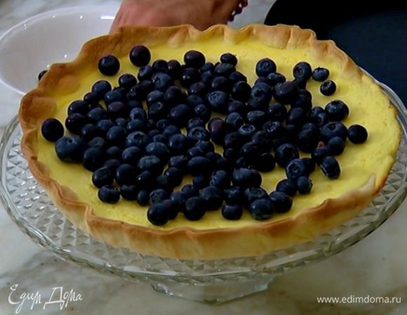 На готовый теплый пирог всыпать голубику, а затем остудить.