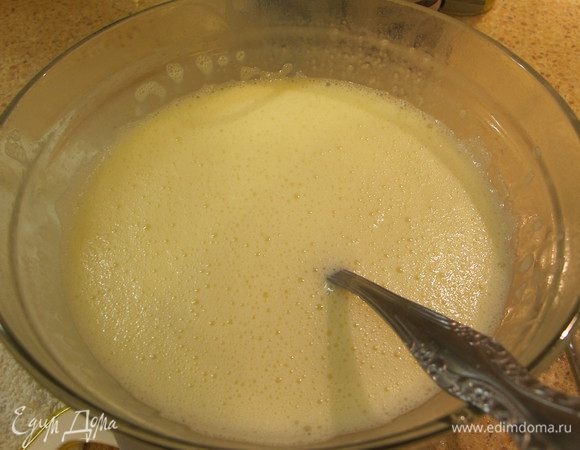 Взбивая добавить муку и влить сливки. Эту массу лучше приготовить вечером, а утром закончить десерт. Надо чтобы мука разошлась. Но можно оставить часа 2 в холодильнике.