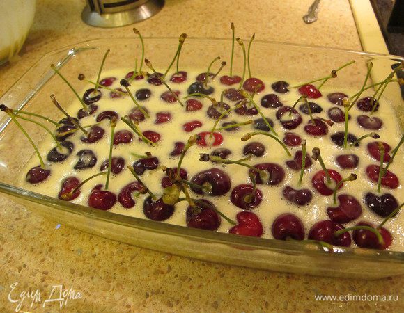 Ложкой выливать тесто на ягоды. И в духовку. Я со 170С уменьшила до 150С и готовила 45 минут. Так как я постоянно наблюдала, то видно, что по краям тесто поднялось, а в середине нет. Поэтому я готовила не как в рецепте минут 12 при 170С. Так верх сгорит. Однако Ника советует готовить его медленно при 100С в течении 1-2 часов. Ну, а вы как опыт подскажет. Как середина поднялась и зарумянилась десерт готов.