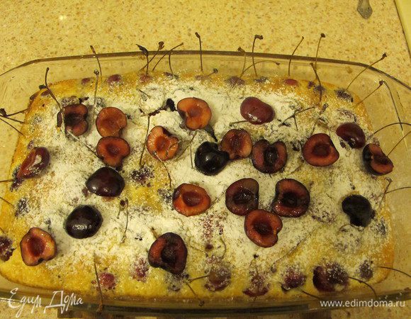 Посыпаем сахарной пудрой и украшаем ягодами. Поедаем это тёплым.