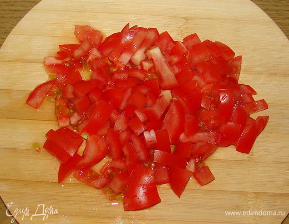 Помидоры порезать кубиками