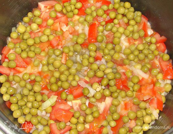 В чашу мультиварки налить масло, поставить режим "Выпечка", обжарить лук до полупрозрачности (минут 5). Затем добавить помидоры, перемешать с луком, протушить на этом же режиме 5 минут. Затем добавить горошек, перемешать.