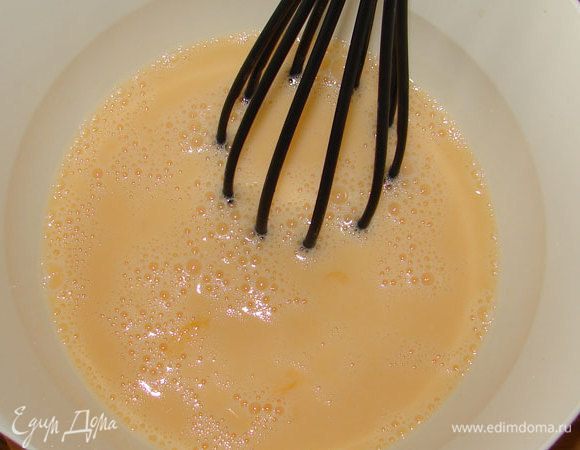 Яйца взбить венчиком, добавить соль. Добавить к яйцам молоко, хорошо взбить венчиком.