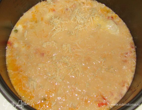 Добавить к овощам яйца с молоком. Посыпать сверху сыром и закрыть крышку мультиварки. Оставить на режиме "Выпечка" на 20 мин.
