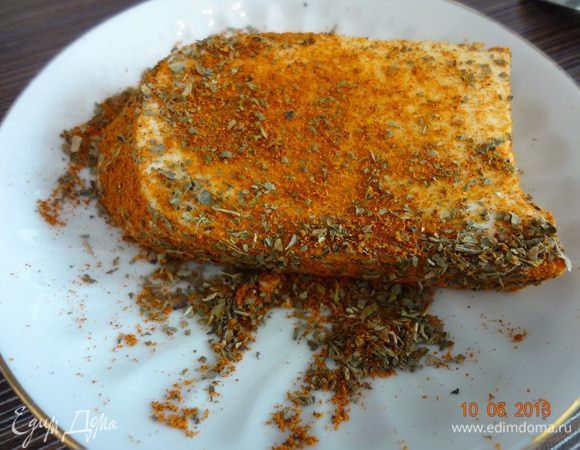 Смешать в плоской тарелочке сухие приправы (паприку и базилик), отрезать толстую пластину сыра и хорошо обвалять в смеси. Обжарить с двух сторон на слегка разогретой сковороде с маслом, по 1 минуте с каждой стороны.