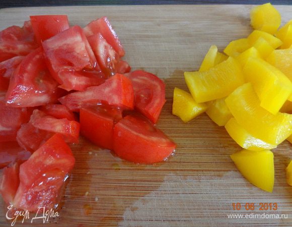 Овощи и зелень вымыть, обсушить на полотенце, помидоры порезать небольшими четвертинками, перец некрупным кубиком, зелень измельчить.