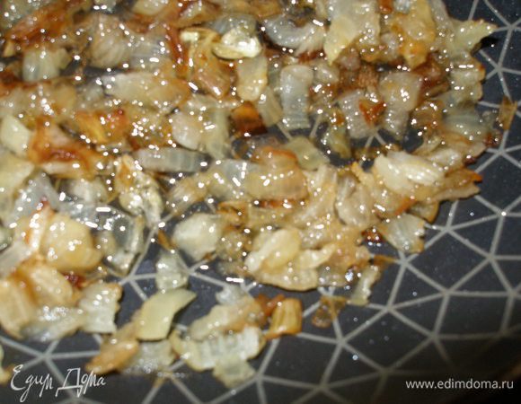 Лук очистить вымыть нарезать кубиками, и обжарить на оливковом масле. До прозрачности. Дать остыть.