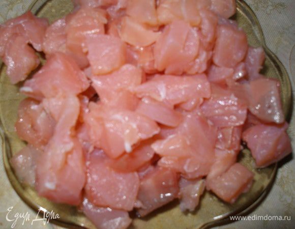 Семгу нарезать кубиками.
