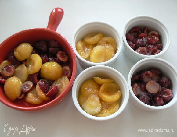 Ягоды смешать с сахаром, крахмалом.
Переложить в форму для запекания. 