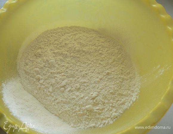 Перемешать муку, сахар, соль и разрыхлитель.