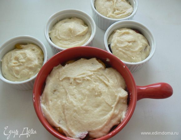 Выложить тесто на ягоды