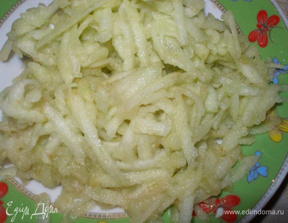 Яблоко помыть очистить и так же натереть на крупной терке.
