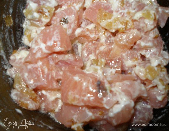 Лук и семгу смешать со столовой ложкой майонеза.