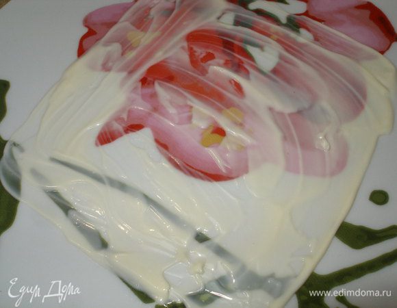 Начать сборку салата. Блюдо чуть смазать майонезом.