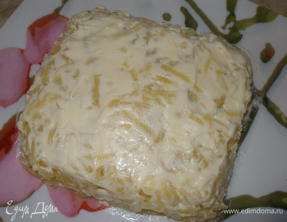 Выложить картофель на блюдо и смазать майонезом.