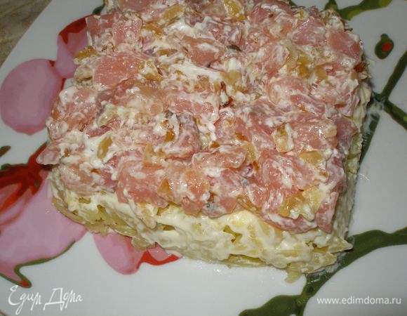 Семгу с луком выложить поверх картошки.