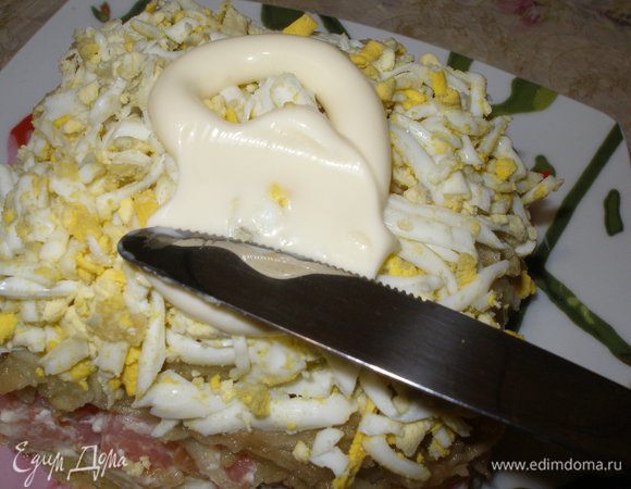 ..и яйцо, смазать майонезом.
