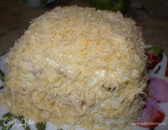 Верх и бока салата покрыть тертым сыром. Украсить, дать настояться час-два в холодильнике.