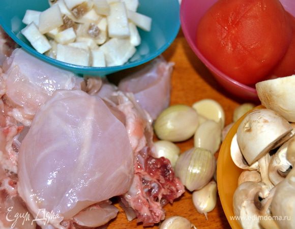 Подготовить все ингредиенты.Кролика разрезать на порционные кусочки.Посолить и поперчить сразу на доске.Помидоры ошпарить и снять кожицу.Разрезать на четыре части. С сала срезать шкурку,сало нарезать маленькими кубиками.Подготовить букет гарни. Чеснок очистить оставляя на нем тонкую шкурку. Лук очистить.Грибы помыть.