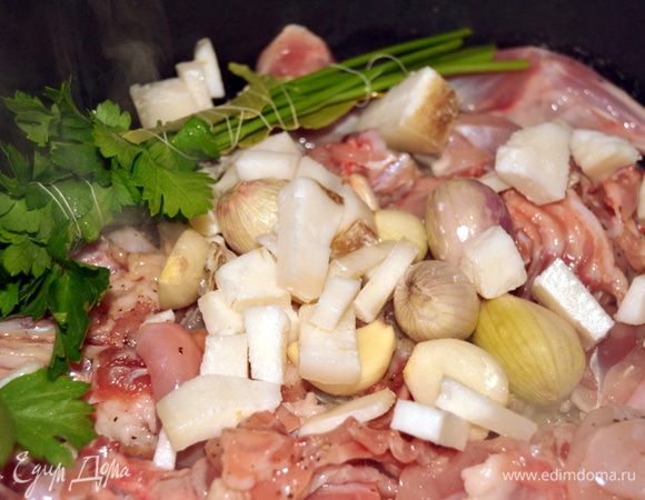 добавить лук,чеснок,сало и букет гарни.Поджарить до образования румяной корочки.Перемешивать деревянной ложкой.
