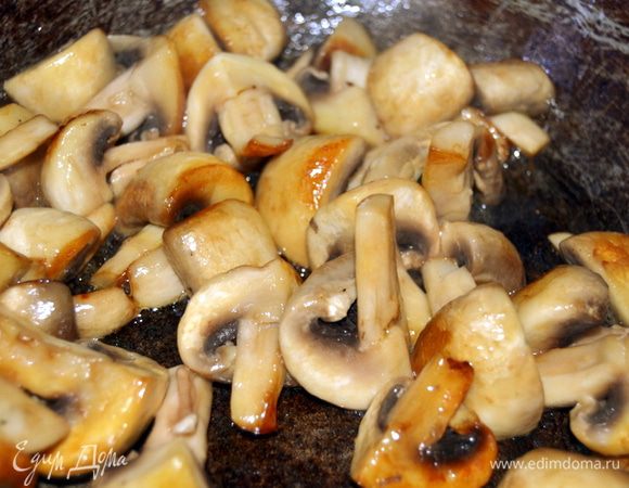 Грибы жарим до выпаривания лишней воды.
