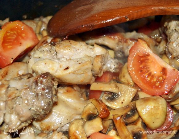 Перемешиваем кролика и добавляем помидоры. Когда грибы готовы,добавляем их в жаровню.Тушим с открытой крышкой 25 минут.