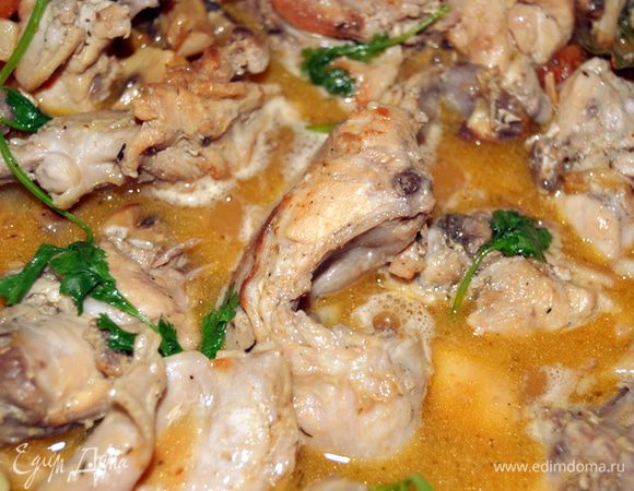 По истечении 25 мин. добавить стакан вина (для французских блюд я обычно покупаю французские вина). Закрываем крышку и тушим еще около 10 минут, затем выключаем огонь и ждем еще минут пять.