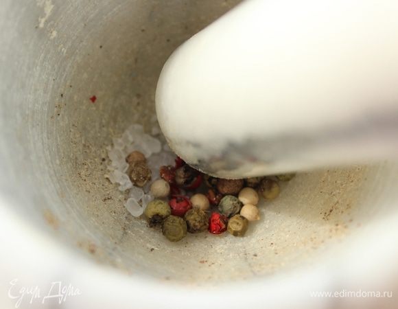 Смесь перцев и крупную морскую соль измельчить в ступке.