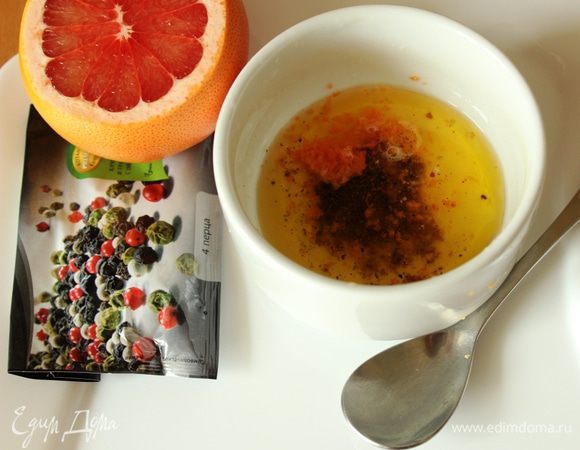 Для маринада смешать сок и цедру  половины грейпфрута, оливковое масло и специи. Хорошо перемешать...