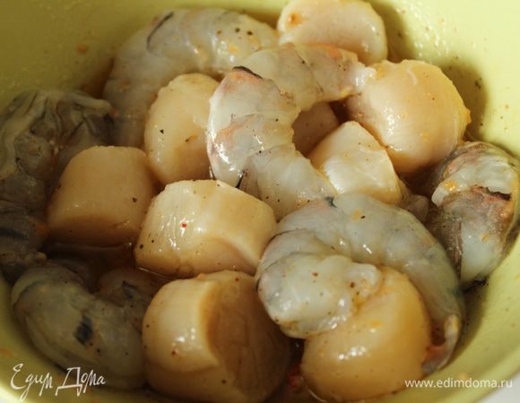 Гребешки и креветки разморозить, у креветок удалить кишечную вену. Залить морепродукты маринадом и оставить на 15 минут.