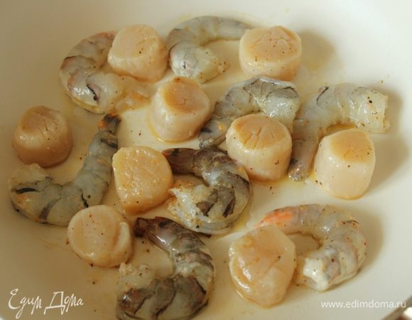 Выложить креветки и гребешки на раскаленную сковороду без масла... Масла достаточно из маринада...