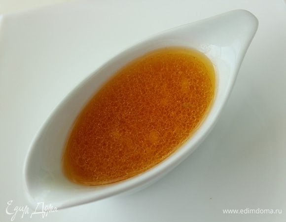 Для соуса выдавить сок из второй половины грейпфрута, добавить оливковое масло и выдавить через пресс зубчик чеснока. Перемешать. 