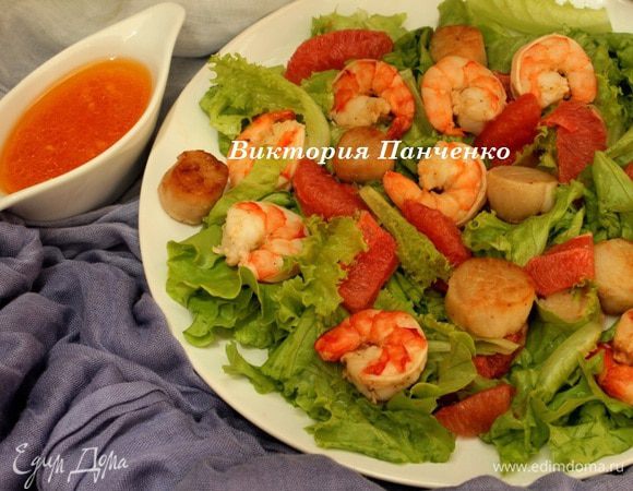 Подавать на большом блюде, не заправляя... Каждый набирает салат в свою тарелку и заправляет соусом по своему вкусу... Приятного аппетита! Очень рекомендую с бокалом ледяного сухого белого вина)))))))))))))))))))))