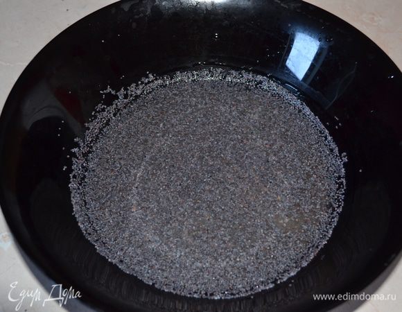 Сначала приготовим маковый соус. Мак заливаем кипятком, накрываем крышкой и оставляем на 30 минут.