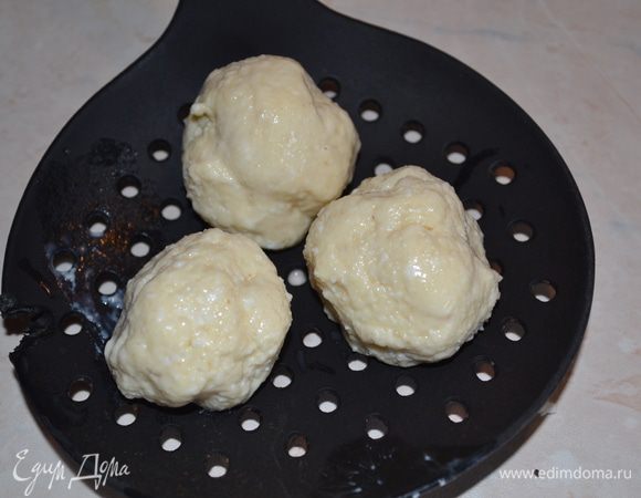 Мокрыми руками формируем шарики из творожного теста. Варим несколько минут в кипящей воде. Подаем горячими с соусом.