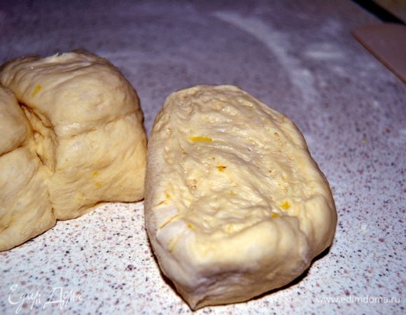 Брусочки поворачиваем срезом вниз и заворачиваем края от края к центру.