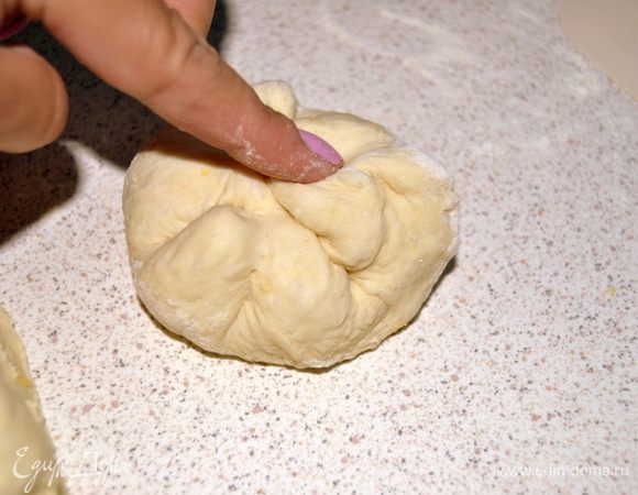 Таким образом формируем шарики.Выкладываем швом вниз.