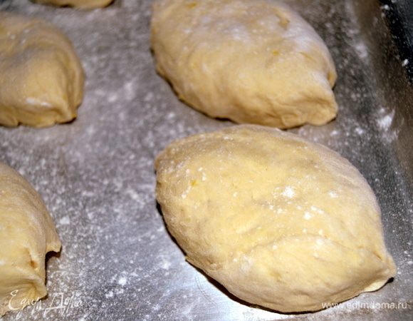 Немного вытягиваем края,формируя булки в виде листочков или лимончиков.