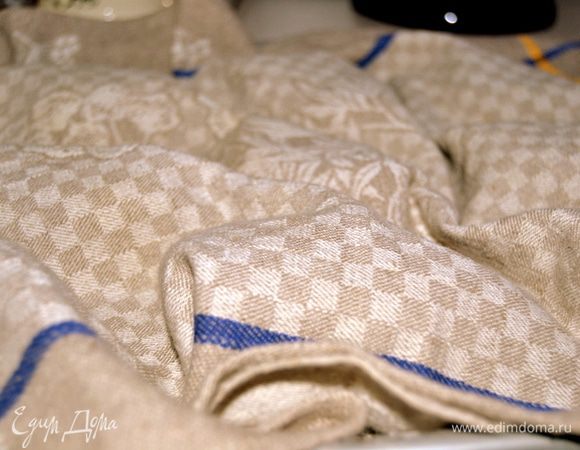 Накрываем полотенцем делая складки,укладывая полотенце между булками.Укрыть еще одним полотенцем и убрать в теплое место на час.