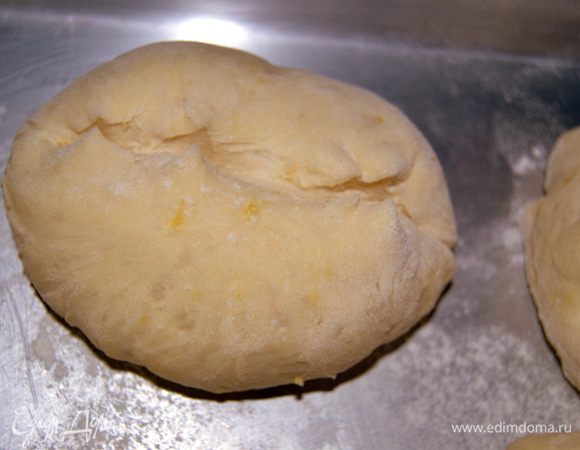 Булки увеличиваются в размере вдвое.Острым ножом или как я ножницами делаем продольный надрез по центру.