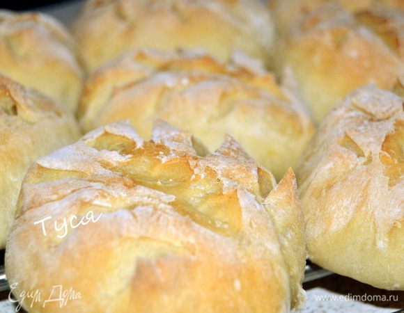 Духовка предварительно разогрета до 250 гр.Открываем духовой шкаф и быстро прыскаем воду из пульверизатора,ставим противень с булками и уменьшаем жар до 220 гр. выпекаем 10 минут,может больше - до золотистой корочки. 