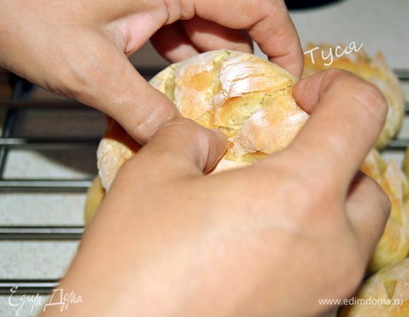 Не могу ждать,булки еще горячие...давайте посмотрим какие они внутри))